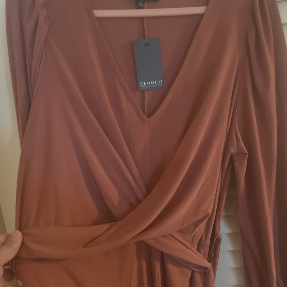 Eloqui woman's jersey dress with wrap around ties. Detail on sleeve at wrist.